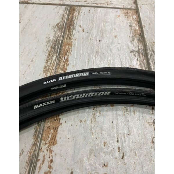 Cubiertas Maxxis Detonator 700 x 23 - 700 x 25 con alambre